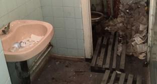 Туалет в ЦРБ. Фото пресс-службы прокуратуры Северной Осетии. http://www.procuror-osetia.ru/news/item/7981