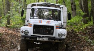 Поиски в лесу. Фото http://urpsosochi.ru/treti-sutki-spasateli-mchs-ishhut-propavshego-molodogo-turista/