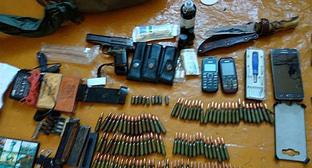 Оружие и боеприпасы  найденные в частном доме.  Фото http://rosgvard.ru/ru/news/article/v-dagestane-rosgvardejcami-i-policejskimi-zaderzhan-podozrevaemyj-v-nezakonnom-oborote-oruzhiya-i-narkoticheskix-sredstv