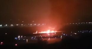 Горящий самолет в аэропорту Сочи. 1 сентября 2018 года. Кадр из видео. https://youtu.be/W94S9Zo40RQ