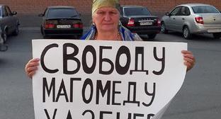Мать Магомеда Хазбиева в одиночном пикете. Фото: Умар Йовлой для "Кавказского узла"