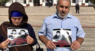 Родственники убитых братьев Гасангусеновых проводят акцию на центральной площади Махачкалы. 24 сентября 2018 г. Фото Патимат Махмудовой для "Кавказского узла"
