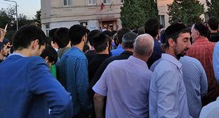 Активисты и жители Сунженского района Ингушетии возле здания районной администрации. 24 сентября 2018 года. Фото: Умар Йовлой для "Кавказского узла"