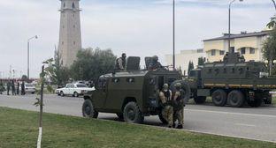 Силовики в центре Магаса, где проходит акция протеста. 4 октября 2018 года. Фото Умара Йовлоя для "Кавказского узла"