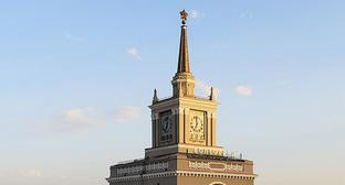 Часы на здании железнодорожного вокзала в Волгограде. Фото: A.Savin https://ru.wikipedia.org