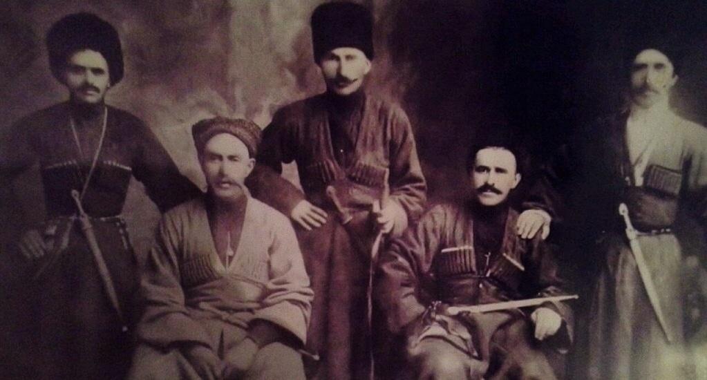 Орстхойские абреки из селения Сагопши. Фото: Хууш Дац, https://ru.wikipedia.org/ Орстхойские абреки из селения Сагопши. Фото: Хууш Дац, https://ru.wikipedia.org/