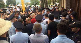 Митинг у здания суда, где выносили приговор Зелиму Албегову и Арсену Сланову. 4 сентября 2018 г. Фото: North Caucasus Service (RFE/RL)