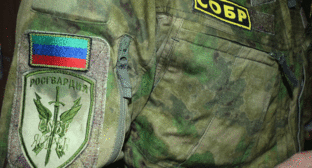 Шеврон на рукаве сотрудника Росгвардии. Фото http://rosgvard.ru/ru/news/article/v-dagestane-sotrudniki-rosgvardii-fsb-i-mvd-zaderzhali-uchastnikov-ekstremistskoj-organizacii Шеврон на рукаве сотрудника Росгвардии. Фото http://rosgvard.ru/ru/news/article/v-dagestane-sotrudniki-rosgvardii-fsb-i-mvd-zaderzhali-uchastnikov-ekstremistskoj-organizacii
