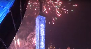 Фейерверки на главной площади в Батуми в ночь на 1 января 2019 года. Скриншот видео "Sputnik-Грузия", https://www.youtube.com/watch?v=X5OSuONxTpU