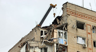 На месте взрыва многоэтажного дома в Шахтах. 15 января 2019 г. Фото Вячеслава Прудникова для "Кавказского узла" На месте взрыва многоэтажного дома в Шахтах. 15 января 2019 г. Фото Вячеслава Прудникова для "Кавказского узла"