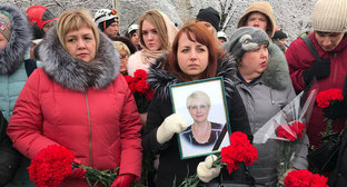 Похороны погибших во время взрыв в г. Шахты. Фото Вячеслава Прудникова для "Кавказского узла"
Похороны погибших во время взрыв в г. Шахты. Фото Вячеслава Прудникова для "Кавказского узла"