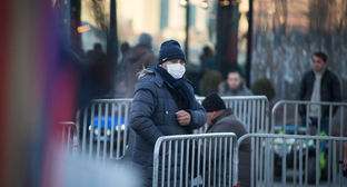 Житель Грузии в медицинской маске. Фото © Sputnik / Vladimir Umikashvili.
 https://sputnik-georgia.ru/society/20190116/243927032/Lyudey-travyat-est-li-svyaz-mezhdu-vspyshkoy-grippa-v-Gruzii-i-laboratoriey-Lugara.html