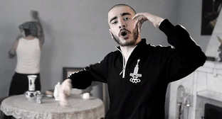 Дмитрий Кузнецов (Хаски). Кадр из клипа Хаски «Пуля-дура», 2016 год https://www.youtube.com/channel/UC7q48M96boi1L3m8TQVVBrg Дмитрий Кузнецов (Хаски). Кадр из клипа Хаски «Пуля-дура», 2016 год https://www.youtube.com/channel/UC7q48M96boi1L3m8TQVVBrg