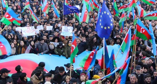 Участники митинга несут флаги Азербайджана и ЕС. Баку, 19 января 2019 года. Фото Азиза Каримова для "Кавказского узла" Участники митинга несут флаги Азербайджана и ЕС. Баку, 19 января 2019 года. Фото Азиза Каримова для "Кавказского узла"