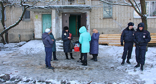 Жители пострадавшего от взрыва дома в Шахтах. Фото Вячеслава Прудникова для "Кавказского узла" Жители пострадавшего от взрыва дома в Шахтах. Фото Вячеслава Прудникова для "Кавказского узла"