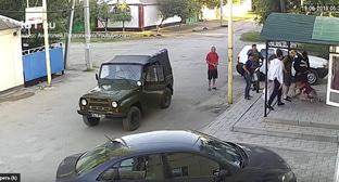 Момент драки возле гостиницы "Дом туриста". Кадр видео пользователя newsHShD 
https://www.youtube.com/watch?v=ZmAvOMYyGNw