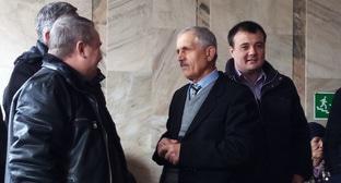 Аркадий Акопян (второй справа) в коридоре Верховного суда КБР. 1 марта 2019 г. Фото Людмилы Маратовой для "Кавказского узла"
