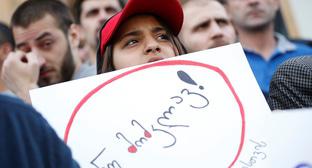 Участница акции в поддержку убитых школьников держит плакат с подписью "Не убивай!". Тбилиси, 1 июня 2018 г. Фото: REUTERS/David Mdzinarishvili