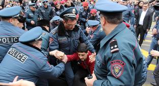 Полиция оттесняет протестующих с проезжей части. Ереван, 14 марта 2019 г. Фото Тиграна Петросяна для "Кавказского узла"