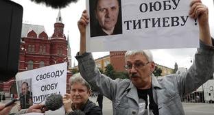 Светлана Ганнушкина и Олег Орлов во время одиночных пикетов на Манежной площади. 9 июля 2018 г. Скриншот видео: Пресс-служба ПЦ "Мемориал" https://www.youtube.com/watch?v=NcP0AEQOyJ0 Светлана Ганнушкина и Олег Орлов во время одиночных пикетов на Манежной площади. 9 июля 2018 г. Скриншот видео: Пресс-служба ПЦ "Мемориал" https://www.youtube.com/watch?v=NcP0AEQOyJ0