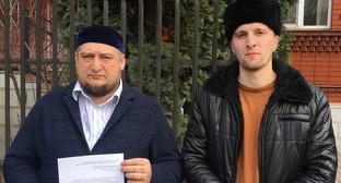 Председатель Собрания инициативной группы Магомед Муцольгов (слева) у здания избиркома Ингушетии 20 марта 2019 года. Фото из блога Магомеда Муцольгова на "Кавказском узле", https://www.kavkaz-uzel.eu/blogs/342/posts/37019?fbclid=IwAR1G5W_YbKvd3f6EkhufLuaXjjDOh5lKwOeb1gRNSotNxnxFMEXMWmR4EgY Председатель Собрания инициативной группы Магомед Муцольгов (слева) у здания избиркома Ингушетии 20 марта 2019 года. Фото из блога Магомеда Муцольгова на "Кавказском узле", https://www.kavkaz-uzel.eu/blogs/342/posts/37019?fbclid=IwAR1G5W_YbKvd3f6EkhufLuaXjjDOh5lKwOeb1gRNSotNxnxFMEXMWmR4EgY