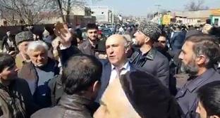 Ахмед Погоров пытается успокоить людей в Назрани 27 марта 2019 года. Фото: кадр видео oskanov https://t.me/fortangaorg/2608