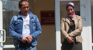 Расамбек Бекмурзаев с родственницей на крыльце суда. Фото Константина Волгина для "Кавказского узла" Расамбек Бекмурзаев с родственницей на крыльце суда. Фото Константина Волгина для "Кавказского узла"