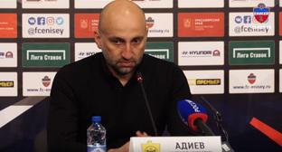 Главный тренер ФК "Анжи" Магомед Адиев. Фото: скриншот с видео на канале в Youtube Футбольный клуб "Енисей" https://www.youtube.com/watch?v=fk-Lt-_w_m8