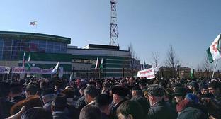 Участники митинга в Магасе. 26 марта 2019 г. Фото Умара Йовлоя для "Кавказского узла" Участники митинга в Магасе. 26 марта 2019 г. Фото Умара Йовлоя для "Кавказского узла"