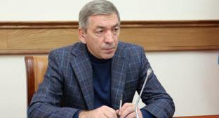 Абдусамад Гамидов. Фото: пресс-служба правительства Дагестана, http://www.e-dag.ru/novosti/novosti-pravitelstva/voprosy-funktsionirovaniya-ob-ektov-zhizneobespecheniya-v-vykhodnye-i-prazdnichnye-dni-obsudili-v-pravitelstve-rd.html Абдусамад Гамидов. Фото: пресс-служба правительства Дагестана, http://www.e-dag.ru/novosti/novosti-pravitelstva/voprosy-funktsionirovaniya-ob-ektov-zhizneobespecheniya-v-vykhodnye-i-prazdnichnye-dni-obsudili-v-pravitelstve-rd.html