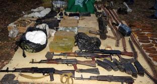 Схрон с оружием. Фото: Пресс-служба НАК http://nac.gov.ru/kontrterroristicheskie-operacii/v-ingushetii-obnaruzhen-banditskiy-shron-s.html
Схрон с оружием. Фото: Пресс-служба НАК http://nac.gov.ru/kontrterroristicheskie-operacii/v-ingushetii-obnaruzhen-banditskiy-shron-s.html
