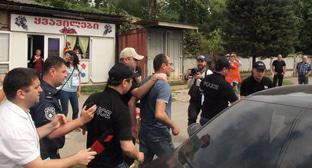 Участник конфликта на избирательном участке в Зугдиди в сопровождении полиции. Фото Беслана Кмузова для "Кавказского узла". Участник конфликта на избирательном участке в Зугдиди в сопровождении полиции. Фото Беслана Кмузова для "Кавказского узла".