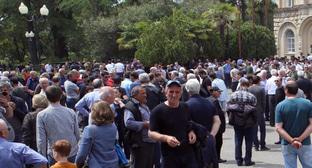 Участники митинга около здания парламента в Сухуме. Фото Дмитрия Статейнова для "Кавказского узла" Участники митинга около здания парламента в Сухуме. Фото Дмитрия Статейнова для "Кавказского узла"
