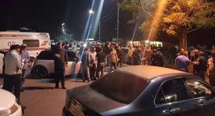 Оппозиция перекрыла трассу в районе поста полиции в поселке Бзыбта в ночь на 21 мая. Фото Дэвида Гобечии.