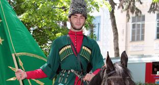 Участники конного марша прошли в центре Нальчика. Фото Людмилы Маратовой для "Кавказского узла" Участники конного марша прошли в центре Нальчика. Фото Людмилы Маратовой для "Кавказского узла"