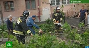 Устранение последствий стихии во Владикавказе. Скриншот с видео НТВ https://www.youtube.com/watch?v=ec0cKtuOB88 Устранение последствий стихии во Владикавказе. Скриншот с видео НТВ https://www.youtube.com/watch?v=ec0cKtuOB88