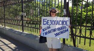Одиночный пикет в Астрахани. Фото Алены Садовской для "Кавказского узла"