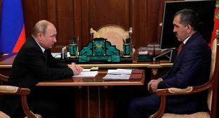 Владимир Путин и Юнус-Беком Евкуровым на встрече, в ходе которой принял отставку главы Республики Ингушетия . Фото http://kremlin.ru/events/president/news/60832