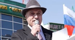 Ахмед Погоров выступает на митинге в Магасе 26 марта 2019 года. Кадр видео Фортанга Org