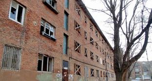 Аварийным дом на Пороховой улице. Астрахань, февраль 2014 г. Фото Елены Гребенюк для "Кавказского узла". Аварийным дом на Пороховой улице. Астрахань, февраль 2014 г. Фото Елены Гребенюк для "Кавказского узла".
