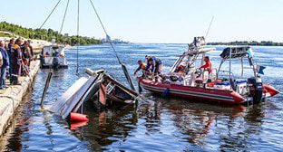 Поднятие катамарана, потерпевшего крушение в Волгограде. Фото : ГУ МЧС РФ по Волгоградской области Поднятие катамарана, потерпевшего крушение в Волгограде. Фото : ГУ МЧС РФ по Волгоградской области
