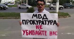 Житель Дубовского района Василий Сивцев во время проведения пикета. Фото Татьяны Филимонвой для "Кавказского узла" Житель Дубовского района Василий Сивцев во время проведения пикета. Фото Татьяны Филимонвой для "Кавказского узла"