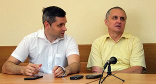Михаил Колмыков с адвокатом в зале суда. Фото Константина Волгина для "Кавказского узла"
Михаил Колмыков с адвокатом в зале суда. Фото Константина Волгина для "Кавказского узла"