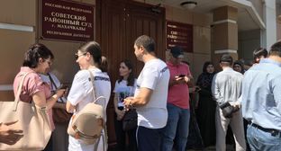 Журналисты и группа поддержки Гаджиева, Тамбиева и Ризванова ждут у здания суда в Махачкале начала процесса, 10 августа 2019 года. Фото Патимат Махмудовой для «Кавказского узла».