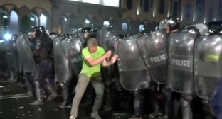 Разгон акции у парламента Грузии. Фото: кадр видео Caucasian Knot https://www.youtube.com/watch?time_continue=2&v=SQb5npJI30Q
