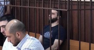 Абдулмумин Гаджиев в зале суда. Фото: Саид Вагабов https://chernovik.net/content/lenta-novostey/abdulmumina-gadzhieva-ostavili-pod-arestom-do-13-sentyabrya