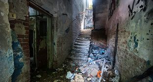 Аварийное жилье. Фото Елены Синеок, Юга.ру