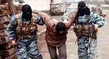 Российские силовики конвоируют задержанного в ходе боев в Гудермесе в октябре 1999 года. Фото: Adlan Khasanov/REUTERS