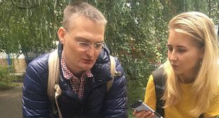 Михаил Беньяш (слева) дает интервью. Фото Анны Грицевич для "Кавказского узла"