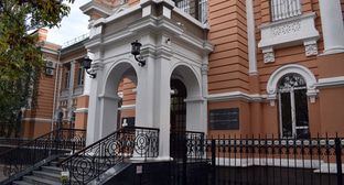 Крыльцо Ростовского областного суда. Фото Константина Волгина для "Кавказского узла"
